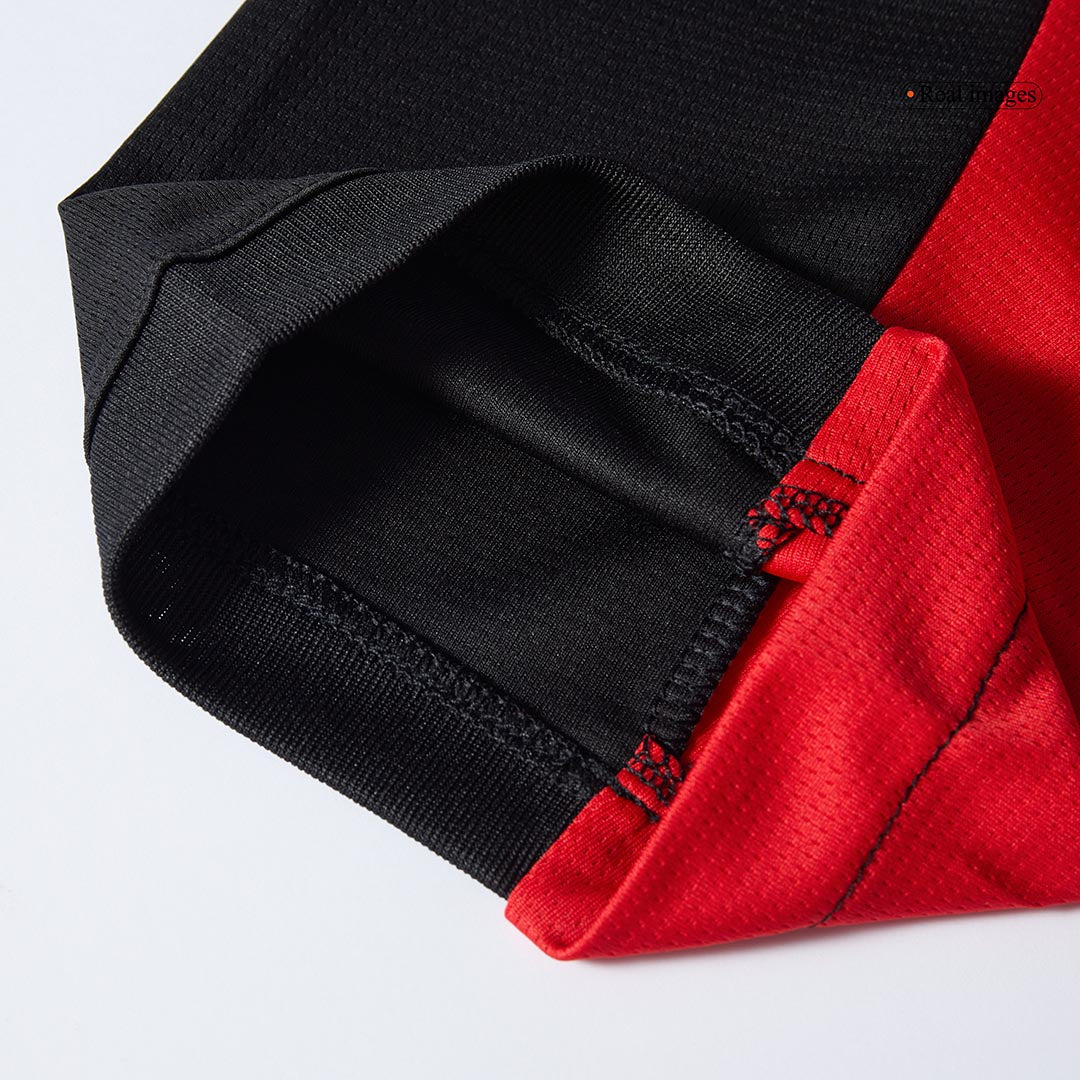 Kit de fútbol local del AC Milan (Kit y pantalón corto) 2025/26, rojo y negro
