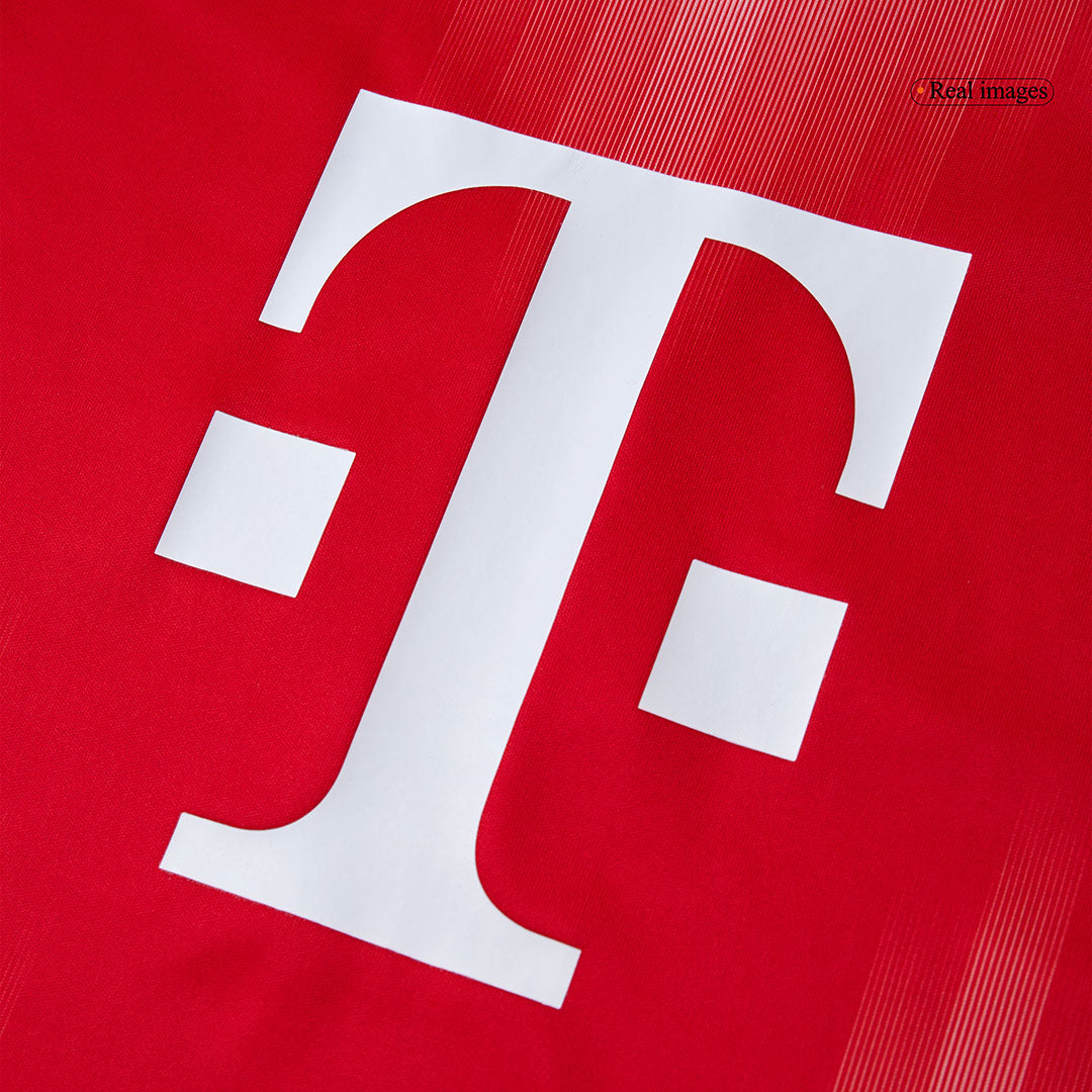 Kit de fútbol local del Bayern Múnich (Kit y pantalón corto) 2025/26, color rojo