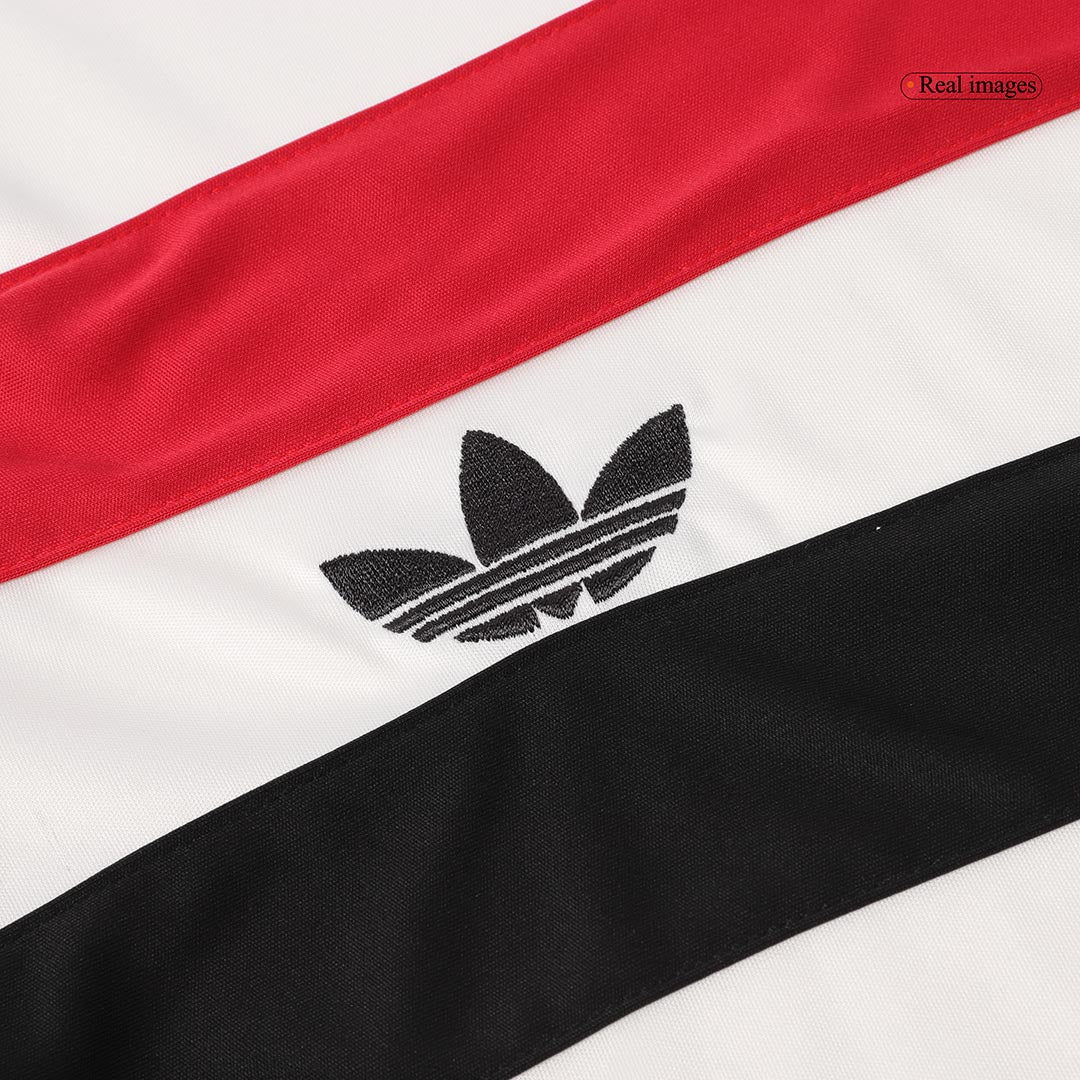 Kit de fútbol de visitante del Manchester United (camiseta, pantalón corto y calcetines)