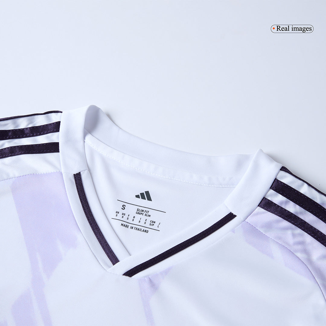 Kit de visitante del Manchester United (camiseta, pantalón corto y medias) 2025/26