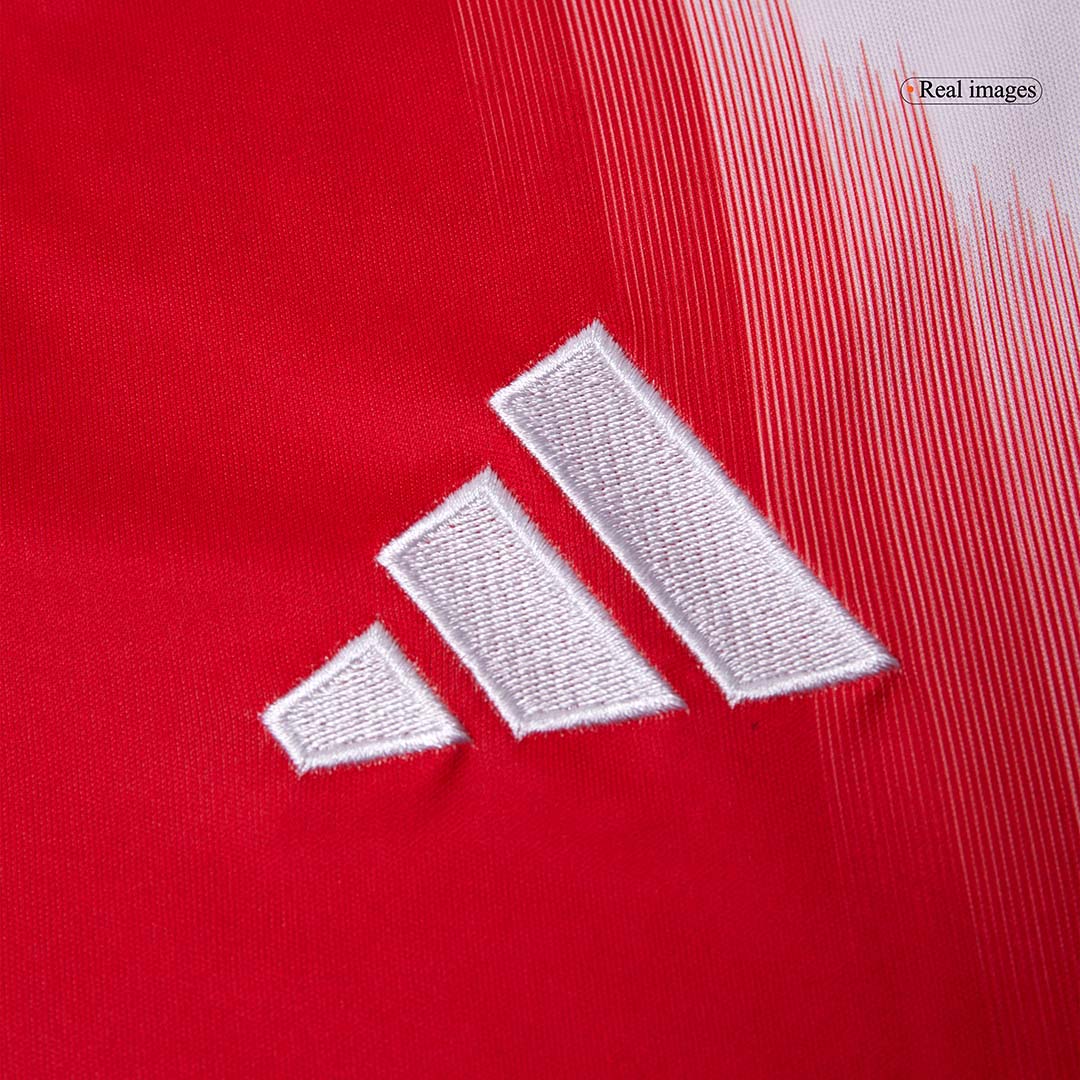 Kit de fútbol local del Bayern Múnich (Kit, pantalón corto y medias) 2025/26, color rojo
