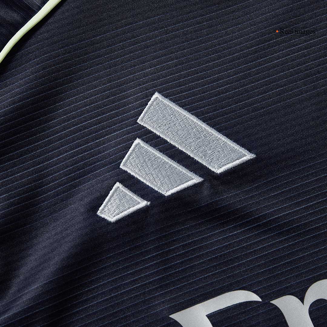 Kit de camiseta de fútbol visitante del Real Madrid 2025/26